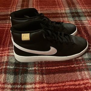 black and white nike sneakers